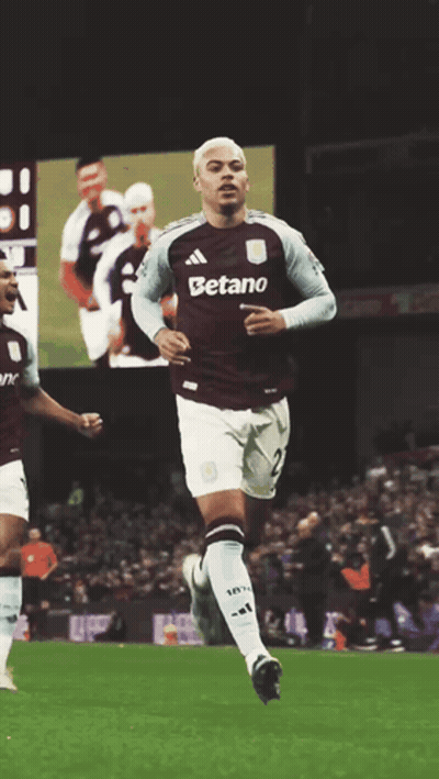 A Soccer Player Wearing A Jersey That Says Betano On It GIF
