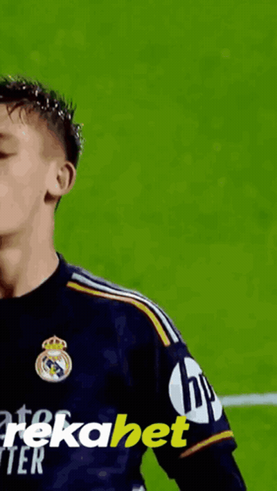 A Soccer Player Wearing A Jersey With Hp On The Sleeve GIF
