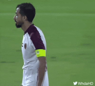 A Soccer Player Wearing A Jersey With The Letter E On The Front GIF