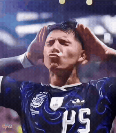 A Soccer Player Wearing A Jersey With The Number Ps On It GIF