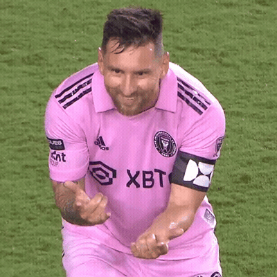 A Soccer Player Wearing A Pink Shirt With Xbt On It GIF