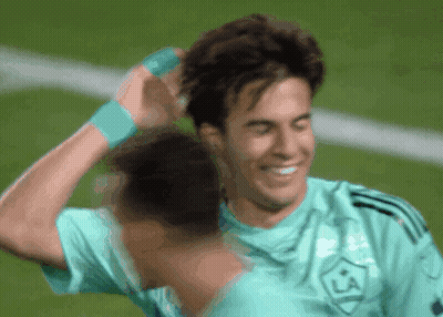 A Soccer Player Wearing A Shirt With La On It GIF