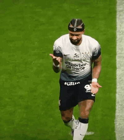 A Soccer Player Wearing A White Shirt That Says Esportes Da Sorte GIF