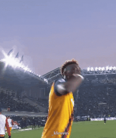 A Soccer Player Wearing A Yellow Jersey With The Letters Klewin On It GIF