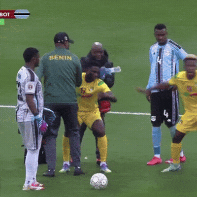 A Soccer Player Wearing A Yellow Jersey With The Number 17 On It GIF