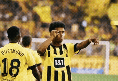 A Soccer Player Wearing A Yellow Jersey With The Number 18 GIF