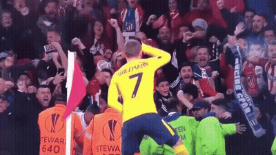 A Soccer Player Wearing A Yellow Jersey With The Number 7 On It GIF