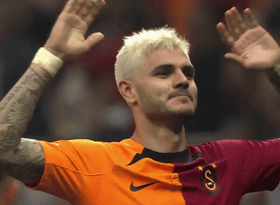 A Soccer Player Wearing An Orange And Maroon Shirt With The Letter S On It GIF