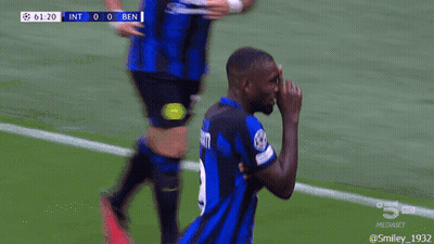 A Soccer Player With The Name Thuran On His Back GIF