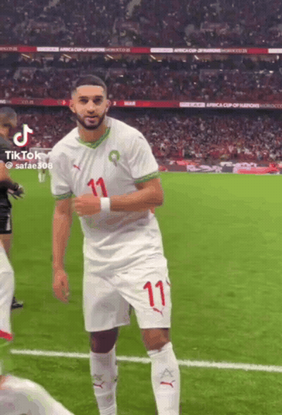 A Soccer Player With The Number 11 On His Jersey Is On The Field GIF