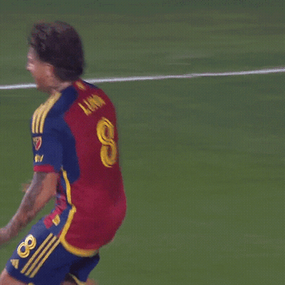 A Soccer Player With The Number 29 On His Back GIF