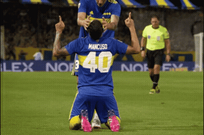 A Soccer Player With The Number 40 On His Shirt GIF