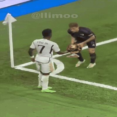 A Soccer Player With The Number 7 On Their Jersey GIF