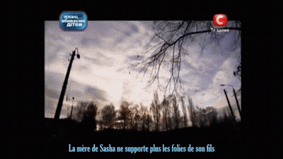 A Tv Screen Shows A Sunset With The Words La Mere De Sasha Ne Supporte Plus Les Folies De Son Fils GIF
