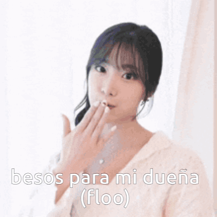 A Woman Blowing A Kiss With The Words Besos Para Mi Duena ( Floo ) Written Below Her GIF