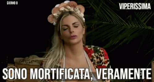 A Woman In A Bikini Is Wearing A Crown Of Seashells And Says Sono Mortificata Veramente GIF