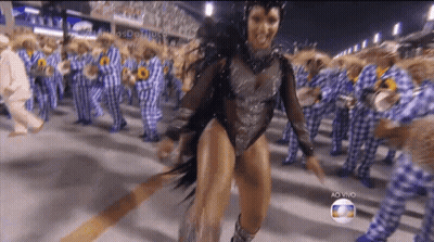 A Woman In A Bodysuit Is Dancing In Front Of A Crowd With The Words Ao Vivo On The Bottom GIF