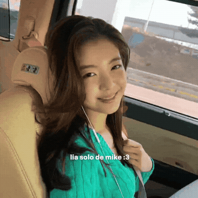 A Woman In A Green Sweater Is Sitting In The Back Seat Of A Car With The Caption Lia Solo De Mike : 3 GIF