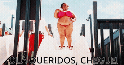 A Woman In A Pink Bikini Is Standing On A Slide With The Words Ola Queridos Cheguei Written On The Bottom GIF