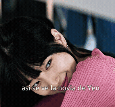 A Woman In A Pink Sweater Is Laying Down And The Words Asi Se Ve La Novia De Yen Are Above Her GIF