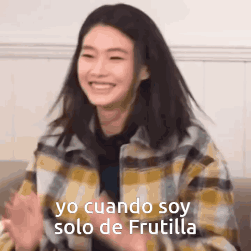 A Woman In A Plaid Jacket Is Smiling And Clapping With The Words Yo Cuando Soy Solo De Frutilla Above Her GIF