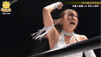 A Woman In A Wrestling Ring With Chinese Writing On The Screen GIF