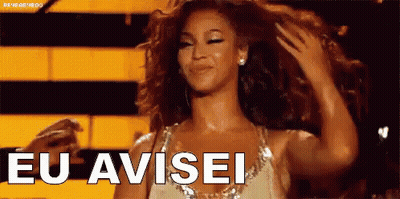 A Woman Is Holding Her Hair And The Words Eu Avisei Are On The Screen Behind Her GIF
