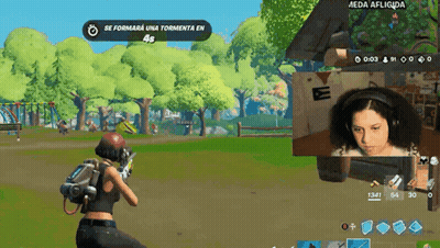 A Woman Is Playing A Video Game With The Words Se Formara Una Tormenta En 4S On The Screen GIF