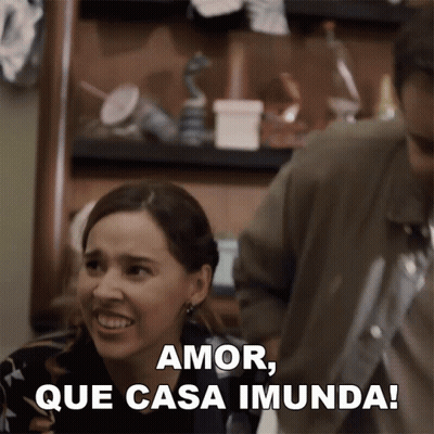A Woman Is Smiling With The Words Amor Que Casa Imunda Behind Her GIF