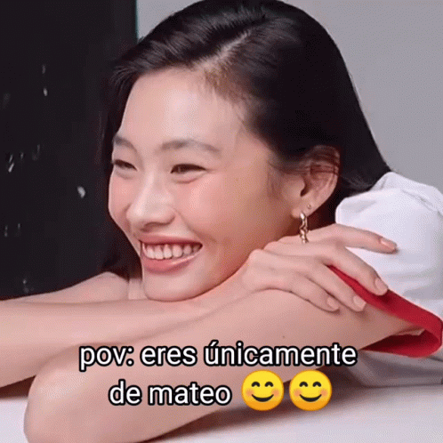A Woman Is Smiling With The Words Pov Eres Unicamente De Mateo Below Her GIF