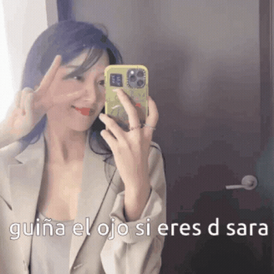 A Woman Is Taking A Picture Of Herself In A Mirror With The Words Guina El Ojo Si Eres D Sara GIF