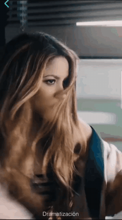 A Woman 'S Face Is Covered By Her Hair And The Word Dramatización Is On The Bottom GIF