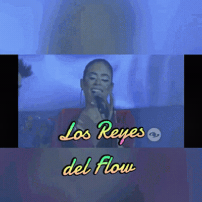 A Woman Singing Into A Microphone With The Words Los Reyes Del Flow GIF