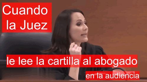 A Woman Sitting In A Courtroom With The Words Cuando La Juez Le Lee La Cartilla Al Abogado En La Audiencia GIF