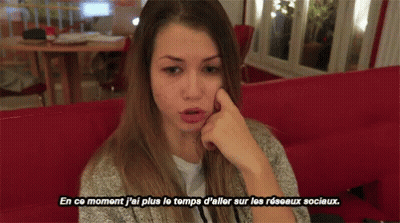 A Woman Sitting On A Red Couch With A Caption That Says En Ce Moment J'ai Plus GIF