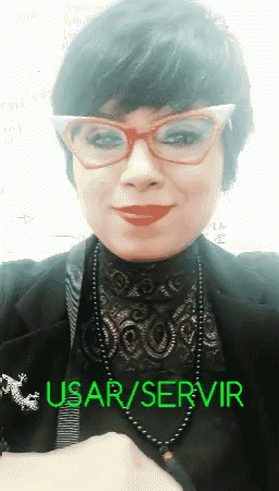 A Woman Wearing Glasses And A Necklace With The Words Usar / Servir Written In Green GIF