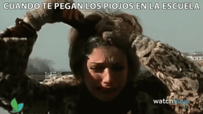 A Woman With Her Hands On Her Head With The Words Cuando Te Pegan Los Piojos En La Escuela Below Her GIF
