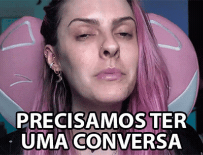 A Woman With Pink Hair Has The Words Precisamos Ter Uma Conversa Above Her GIF