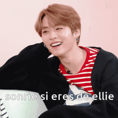 A Young Man Wearing A Red And White Striped Shirt Is Smiling With The Words Sonrie Si Eres De Ellie Above Him GIF