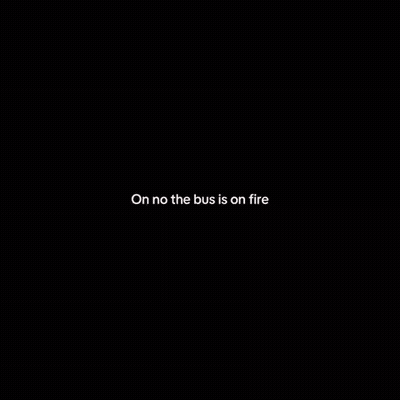 Autobús escolar en llamas diciendo Oh no el autobús está en llamas GIF