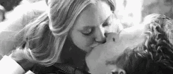 Amada Seyfried Besos Apasionados Red Hood GIF