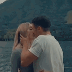 Avori Besos Apasionados GIF