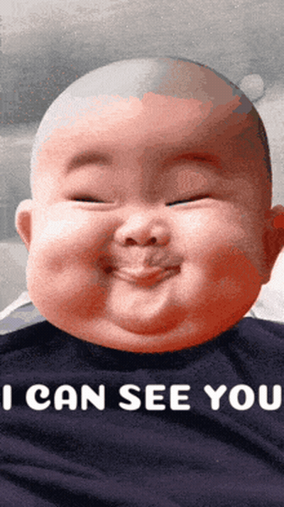 Bebé calvo sonriendo con camiseta Can See You GIF