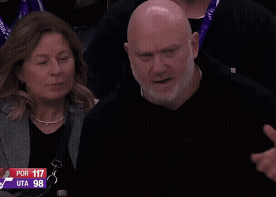 Bald Man With Beard In Front Of Screen Saying Por 117 GIF