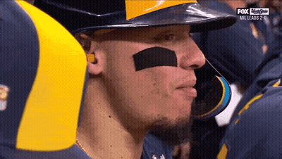 Jugador de béisbol con casco y tapones viendo Fox GIF