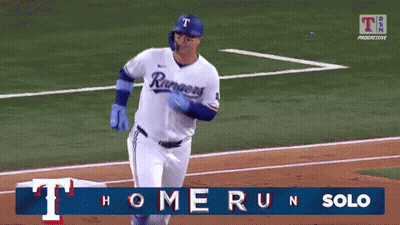 jugador de béisbol en uniforme de Rangers corriendo GIF