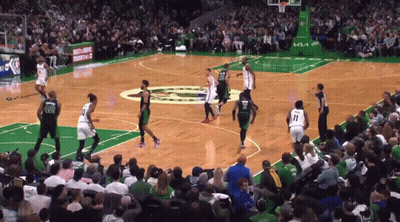 Partido de baloncesto frente a multitud con anuncio de Kia GIF