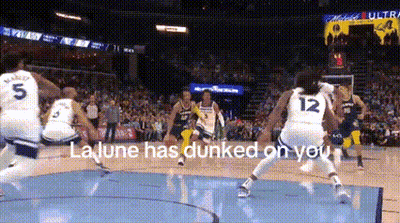 Jugadores de baloncesto jugando en estadio GIF
