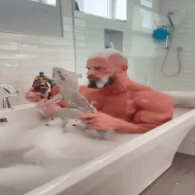 hombre barbudo bañándose GIF