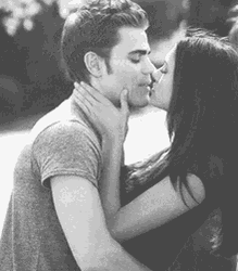 Beso Vampire Diaries Stefan & Elena GIF
